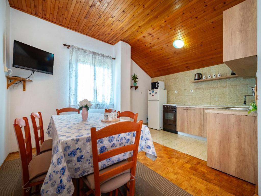Apartment Matkos - With Garden And Terrace Nin Exteriér fotografie